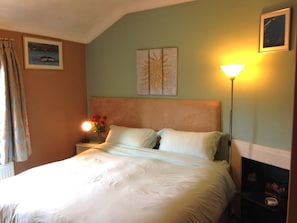 Edredón, decoración personalizada, muebles diferentes y escritorio