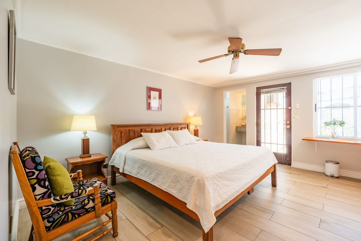 高級雙人房, 1 張特大雙人床, 花園景 | 書桌、免費 Wi-Fi、床單