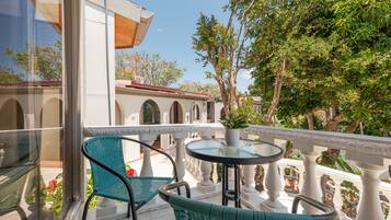 Habitación doble Deluxe, vista a la ciudad | Terraza o patio