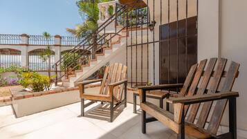 Chambre Double Supérieure, 1 très grand lit, vue jardin | Terrasse/Patio