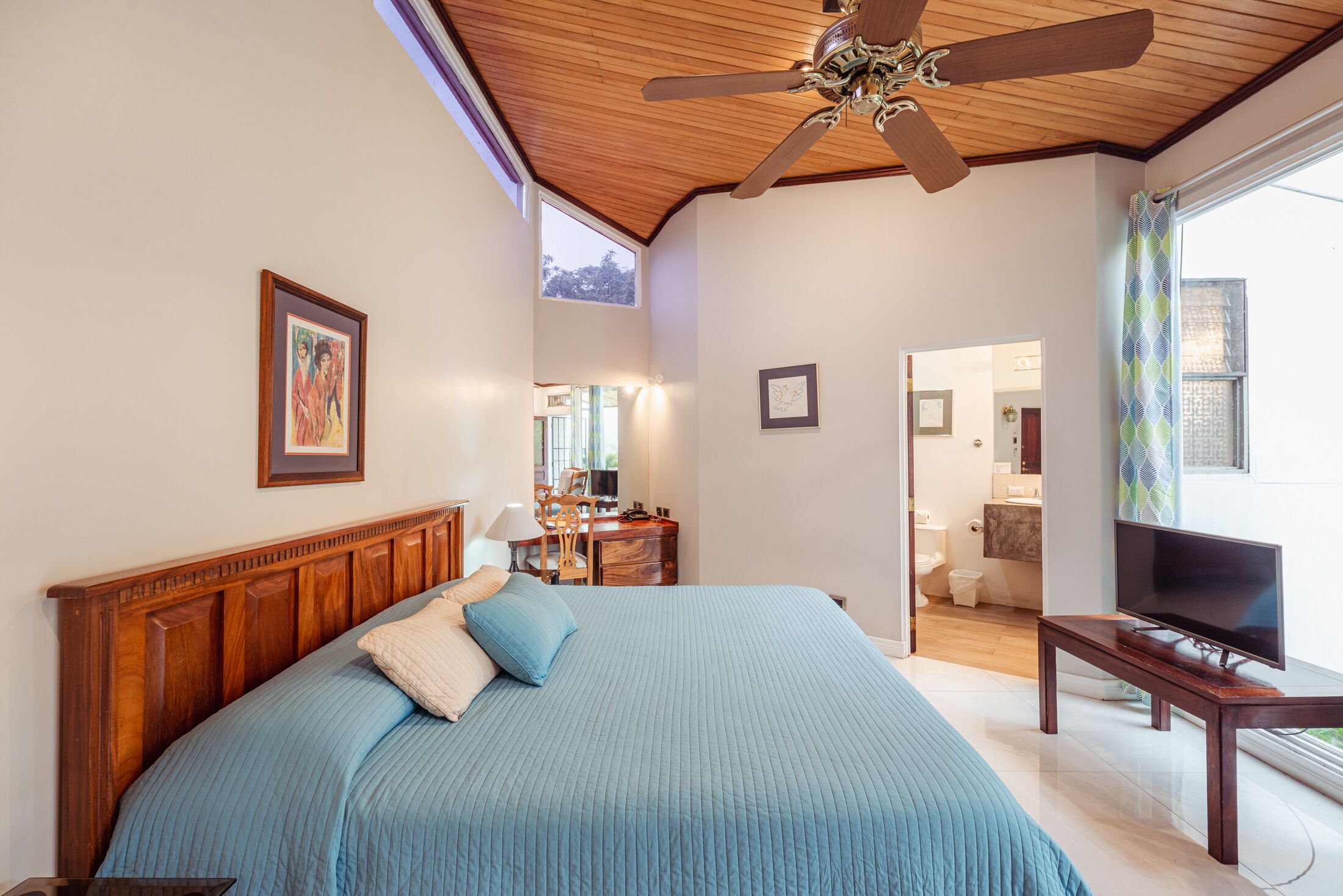 デラックス ダブルルーム シティビュー | デスク、WiFi (無料)、ベッドシーツ