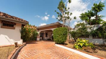 Vista frontal de la propiedad