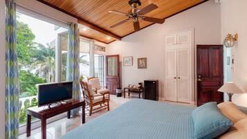 Habitación doble Deluxe, vista a la ciudad | Escritorio, wifi gratis y ropa de cama