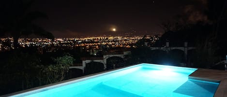 Una piscina al aire libre (de 06:00 a 21:30), sombrillas, tumbonas