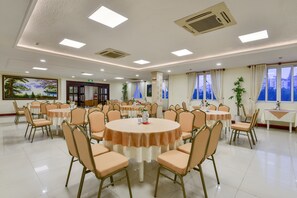 Breakfast, lunch, dinner served; local and international cuisine