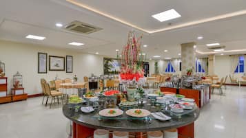 Se sirven desayunos, comidas, cenas y cocina local e internacional