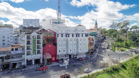 Vista frontal de la propiedad