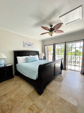 Romantisk rom, 1 kingsize-seng, massasjebadekar, delvis havutsikt | Skrivebord, skrivebord for bærbar PC og blendingsgardiner