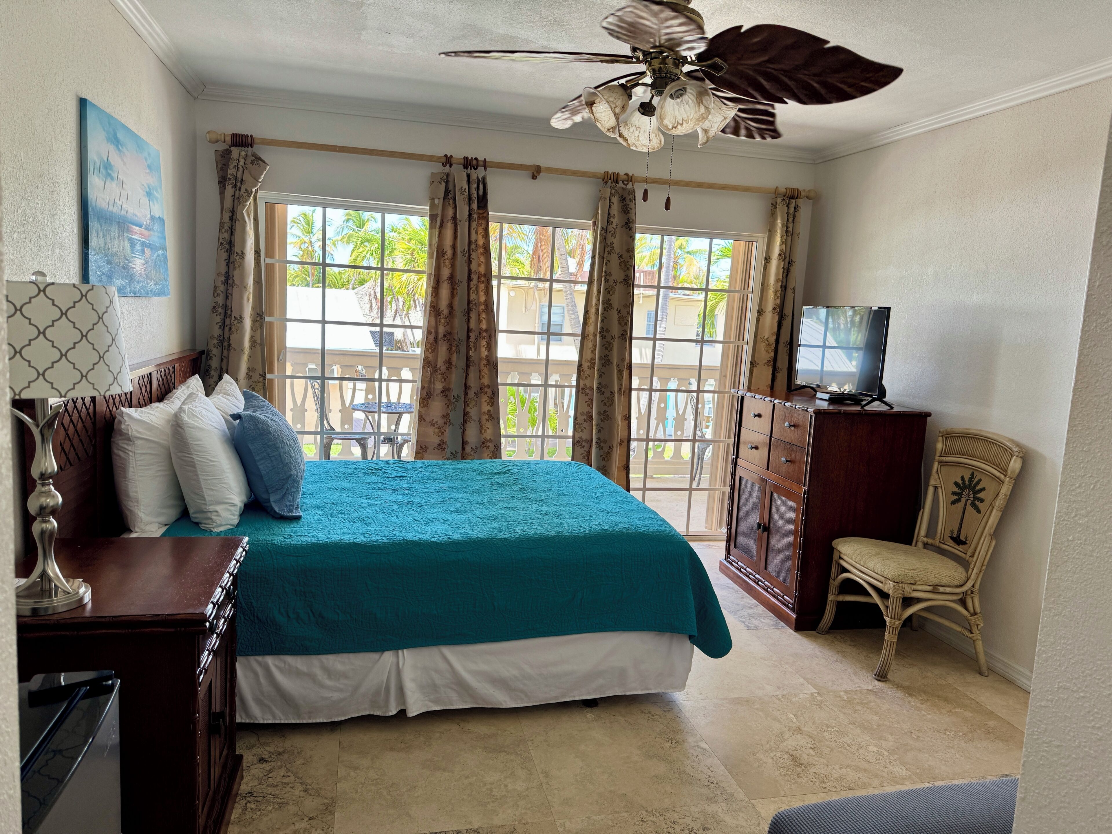 Traditional Room | Laptop workspace, bed sheets