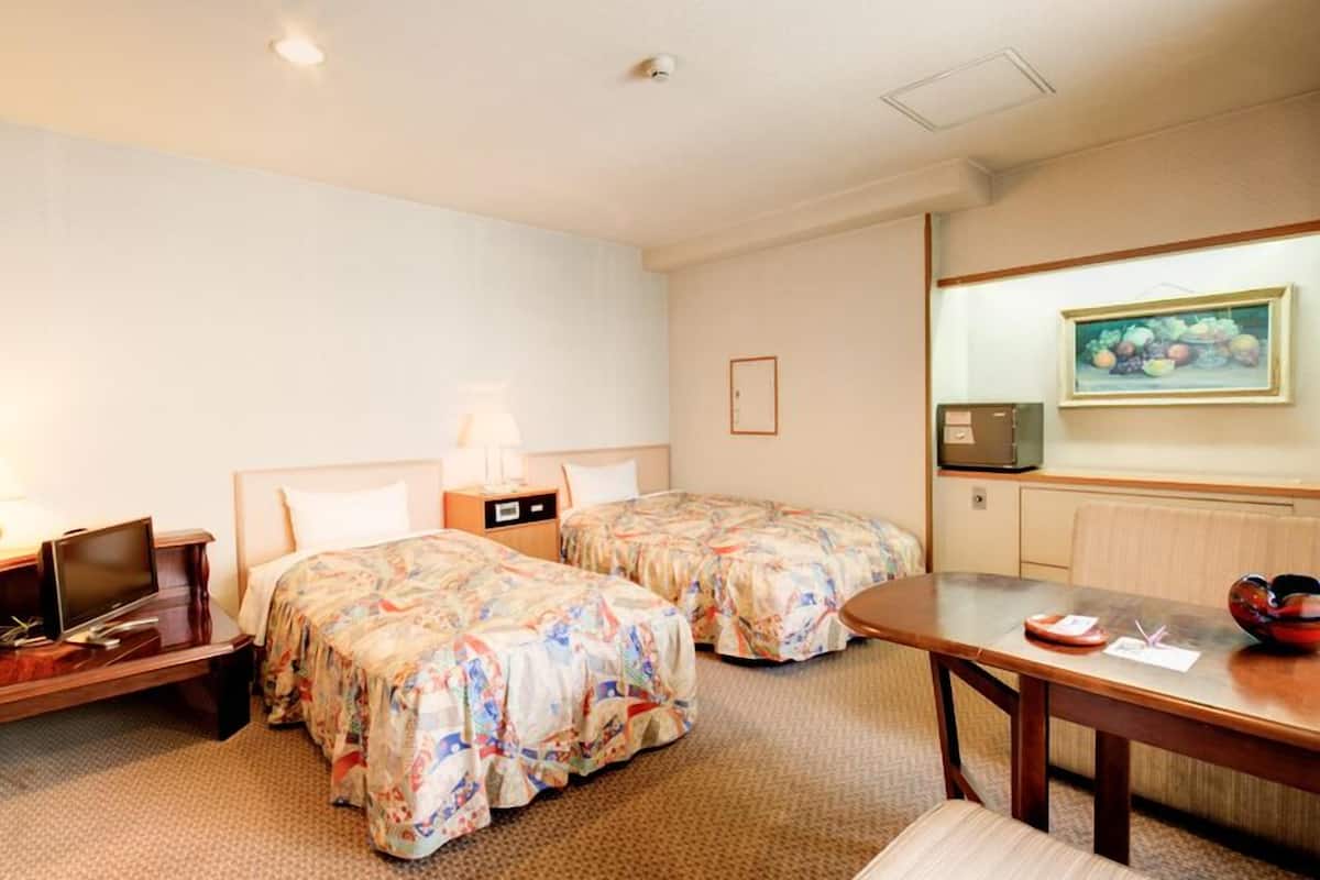 In-room safe, free WiFi, bed sheets