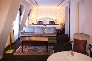 Deluxe-Doppelzimmer, Raucher (Half Board Plan) | Minibar, Zimmersafe, individuell dekoriert, individuell eingerichtet