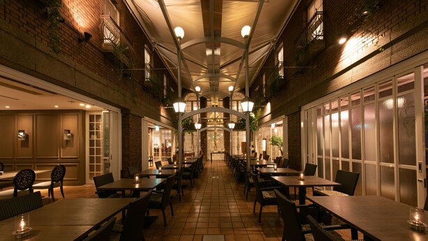 Un restaurante con un amplio espacio comedor, varias mesas y sillas.