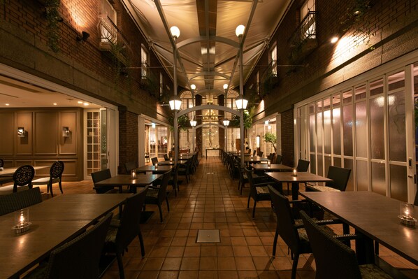 2 restaurants, serveren ontbijt, lunch, diner, Franse gerechten