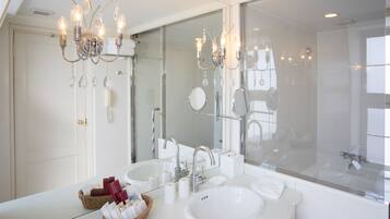 Tina con regadera, amenidades de baño gratuitas, secadora de cabello