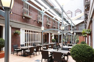 2 か所のレストラン、朝食、ランチ、ディナーに営業 (フランス料理)