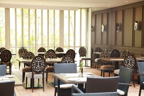 2 restauranter, frokost, lunsj og middag serveres, franske retter