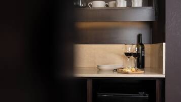 Refrigerador, microondas, utensilios de cocina