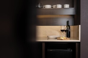 Kjøleskap, mikrobølgeovn og kjøkkenutstyr