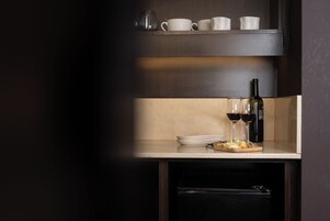 Refrigerador, microondas, utensilios de cocina