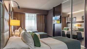 Cubrecamas, minibar, caja de seguridad en la habitación y escritorio