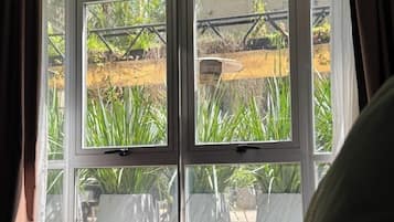 Edredones de plumas, minibar, caja fuerte y escritorio