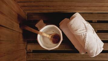 Interior de uma cabana de madeira com uma colher de pau numa tigela e uma toalha dobrada.