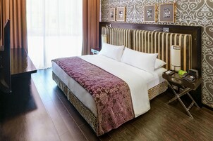 Cubrecamas, minibar, caja de seguridad en la habitación y escritorio 