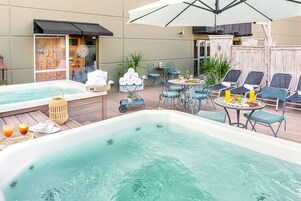 Un sauna, una bañera de hidromasaje, masajes