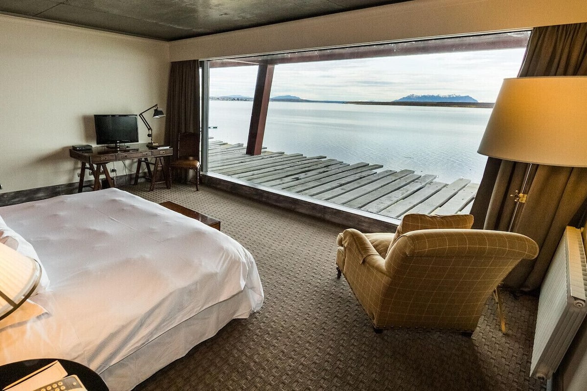 Minibar (inkludert), safe på rommet, skrivebord og blendingsgardiner