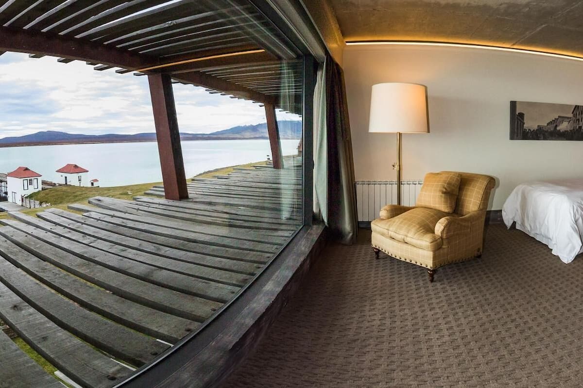 Een gratis minibar, een kluis op de kamer, een bureau