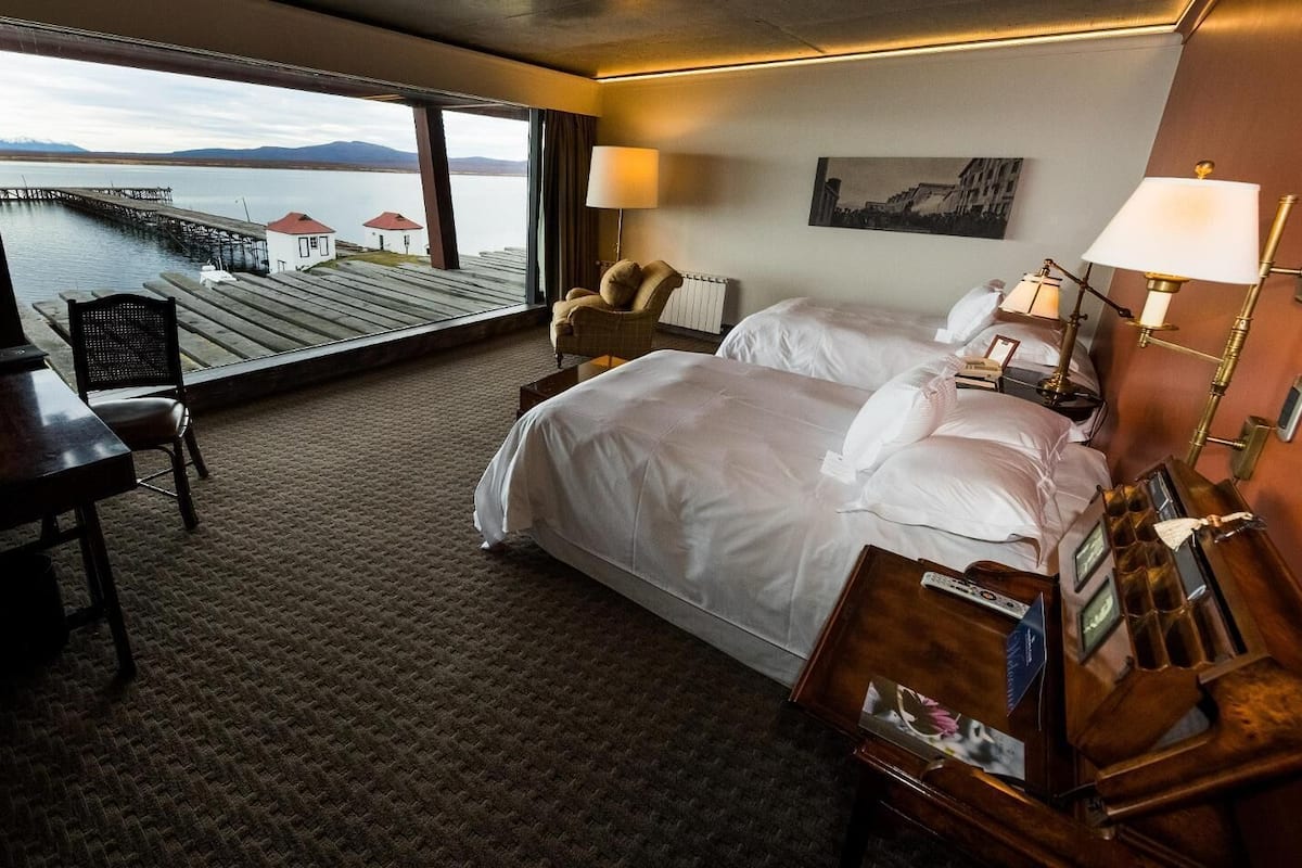 Een gratis minibar, een kluis op de kamer, een bureau