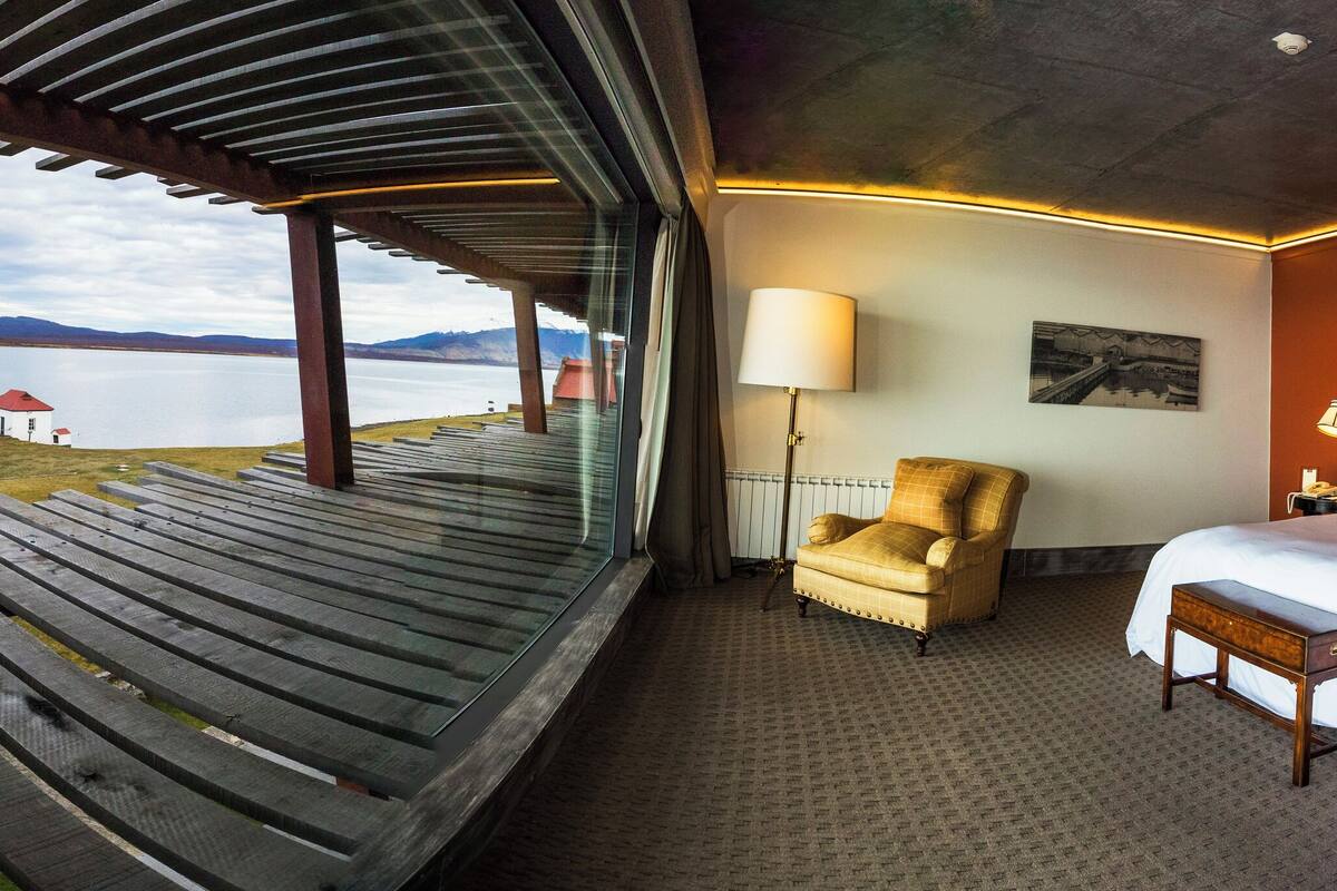 room, 1 king bed (the singular) | free minibar, in-room safe, desk, blackout curtains