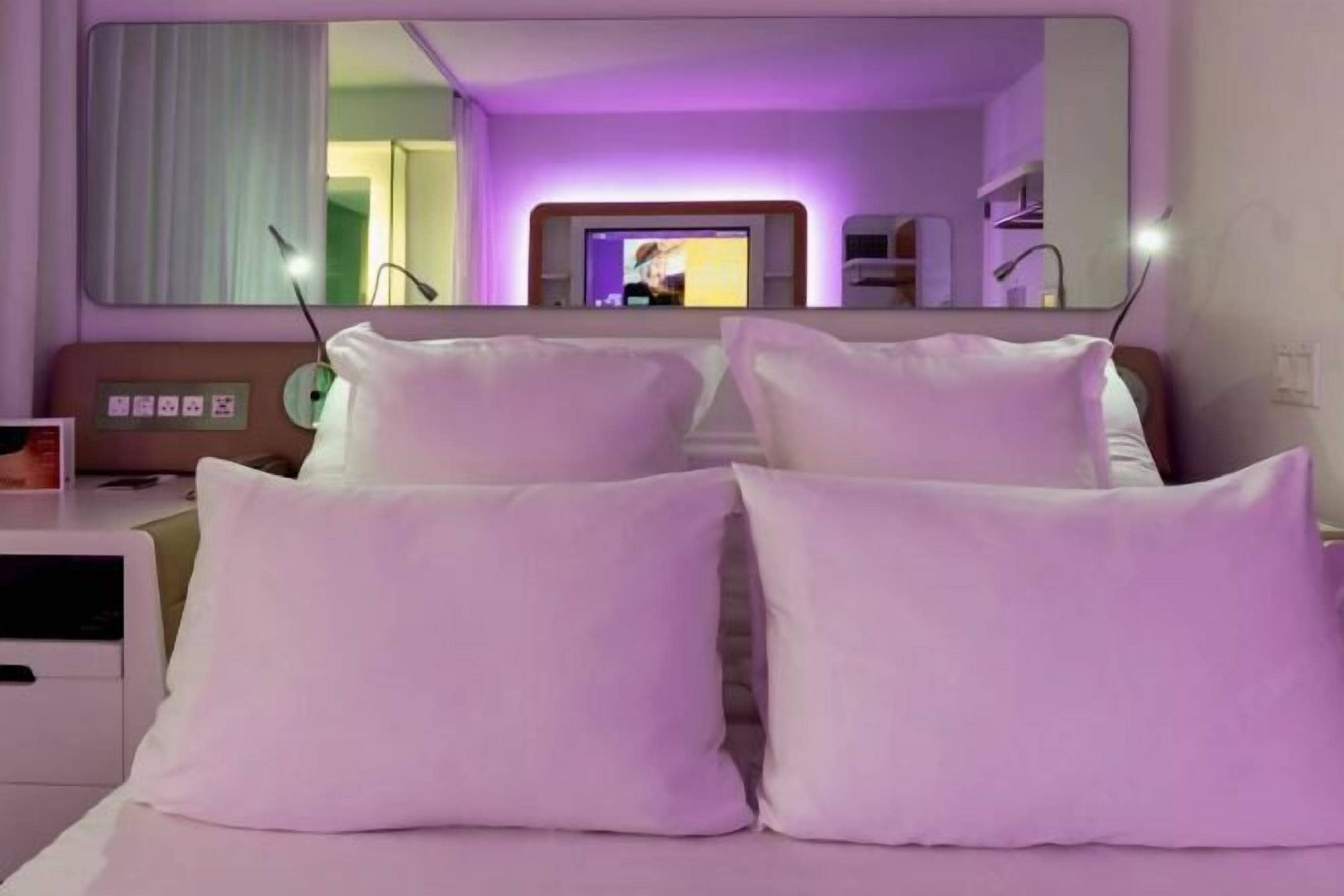 Een kluis op de kamer, een bureau, een laptopwerkplek