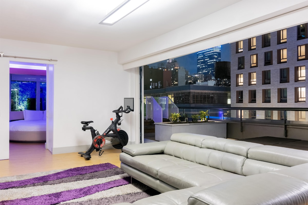Penthouse, 1 King Bed, Terrace | Living area | 32-inch LCD TV with digital channels, TV
