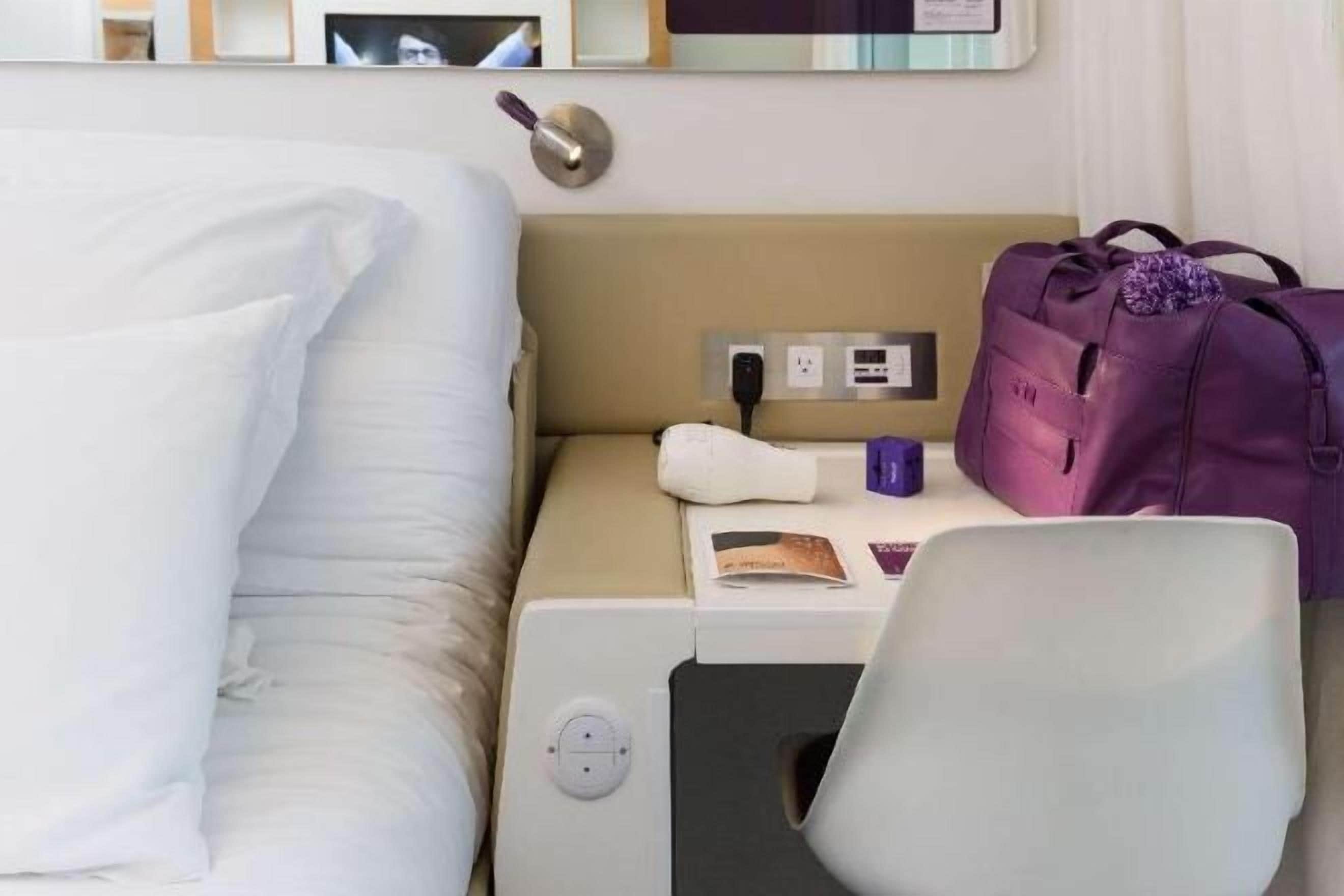 Een kluis op de kamer, een bureau, een laptopwerkplek