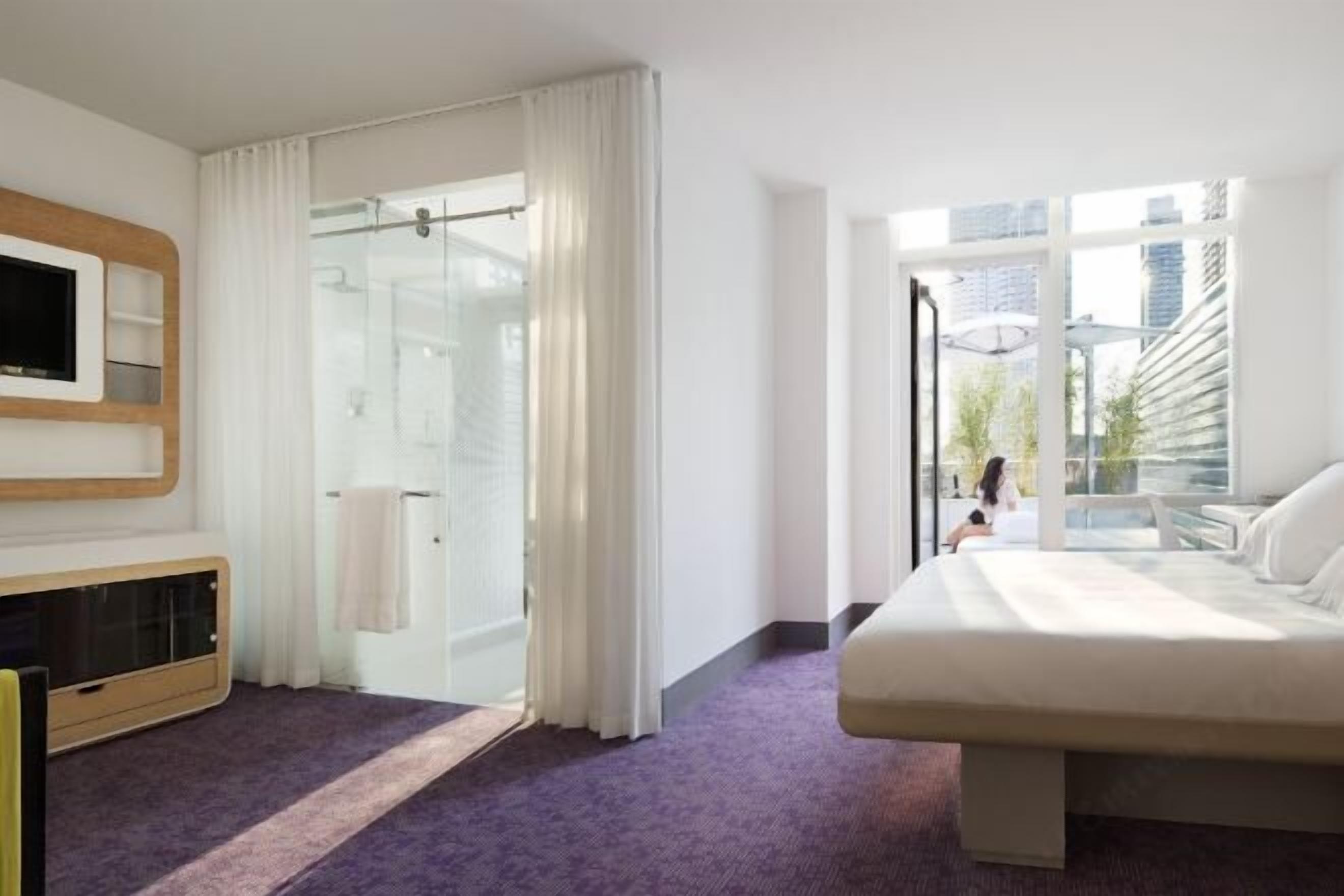 Een kluis op de kamer, een bureau, een laptopwerkplek