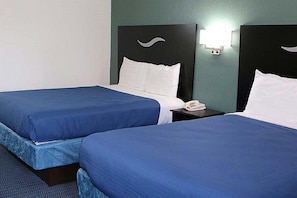 Desk, free WiFi - Buzen Suites Las Colinas Boutique Motel (Dallas)