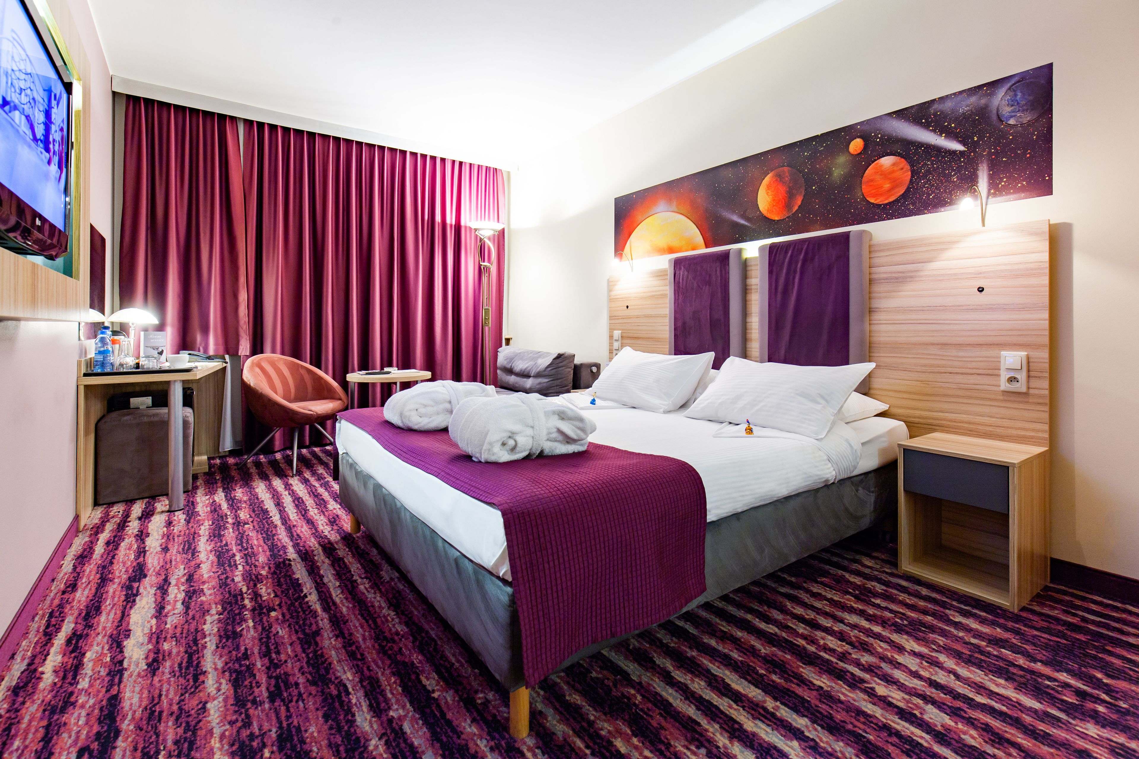 business double room | hypo-allergenic bedding, down duvets, pillow-top beds, in-room safe