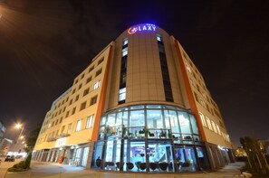 Front of property - evening/night - Galaxy Hotel (Kraków)