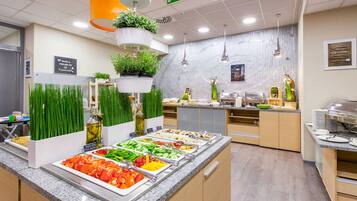 Desayuno buffet diario (PLN 50 por persona)