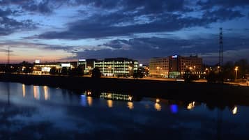 Fachada de la propiedad por la tarde o noche