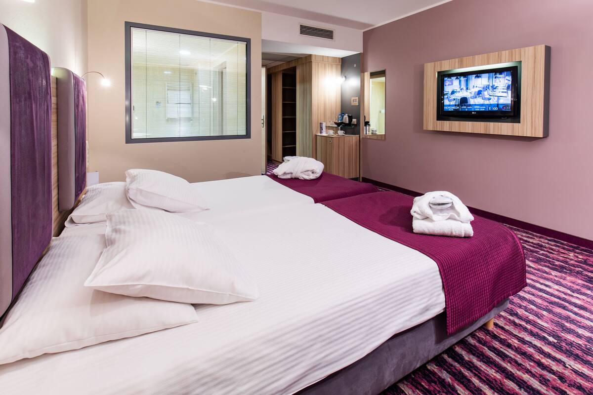Business Twin Room | Hypo-allergenic bedding available, down comforters, pillowtop beds