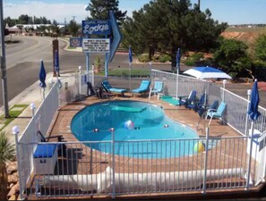 Piscina all'aperto, ombrelloni da piscina, lettini