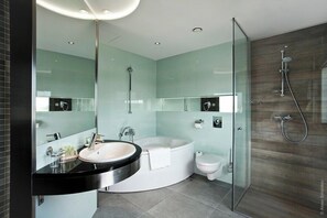 Deluxe appartement | Badkamer | Een bad/douchecombinatie, gratis toiletartikelen, een haardroger