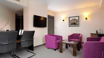 In-room safe, desk, iron/ironing board, free WiFi