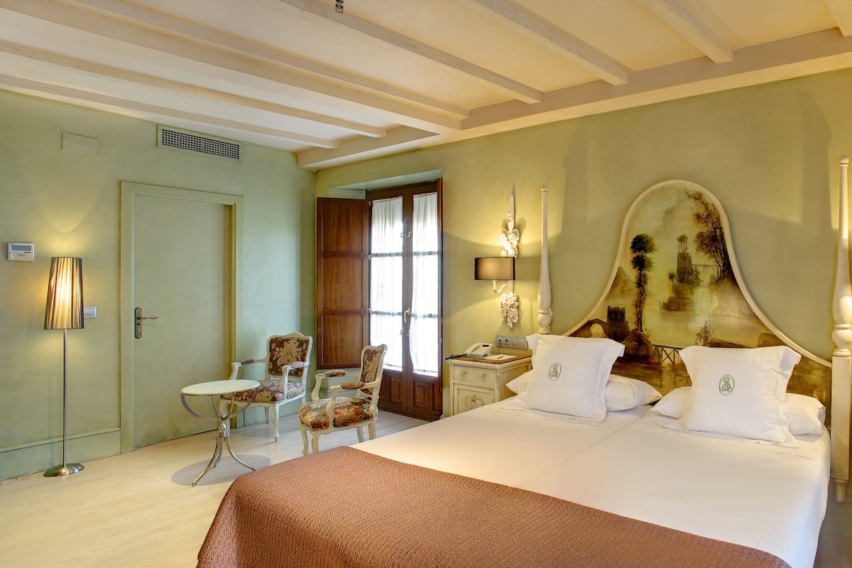 Chambre supérieure double | Couette en duvet, lit avec matelas en mousse à mémoire, minibar, bureau