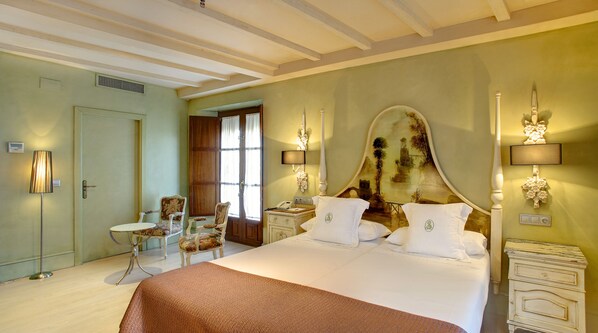 ألحفة محشوة بالريش وأسرّة بإسفنج يتكيف مع شكل الجسم وميني بار