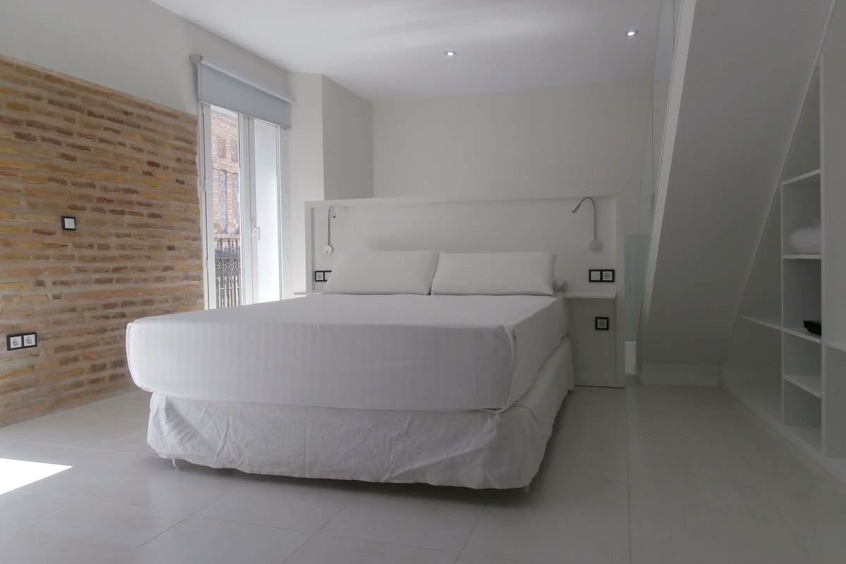 Edredón, camas con efecto memoria, minibar y escritorio
