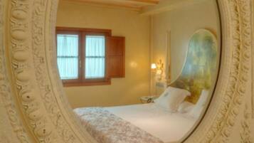 Dreibettzimmer, Stadtblick | Daunenbettdecken, Betten mit Memory-Foam-Matratzen, Minibar