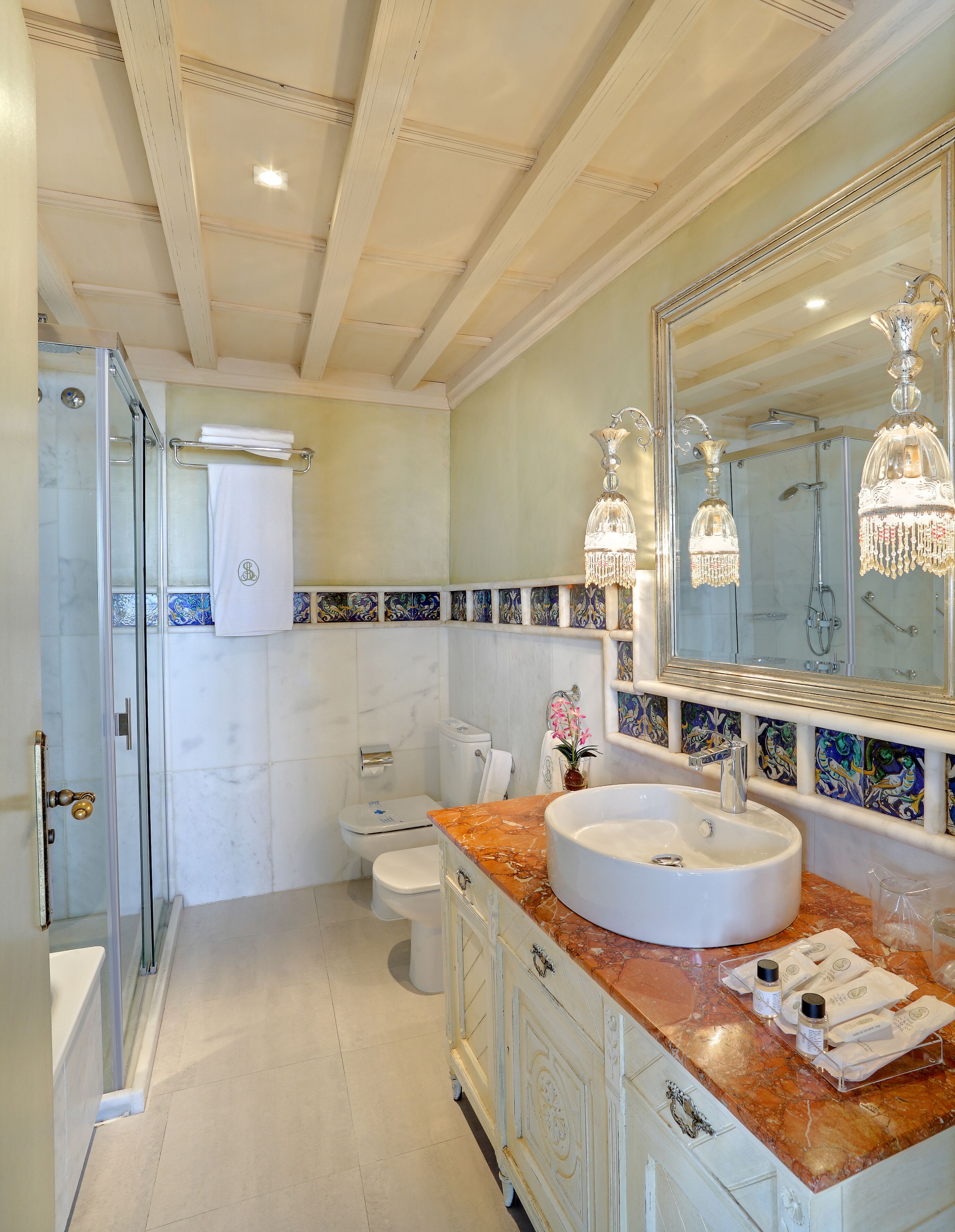 junior suite | bathroom | free toiletries, hair dryer, towels